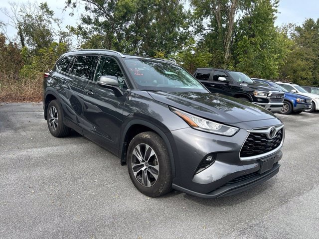 Used 2020 Gray Toyota XLE image 7