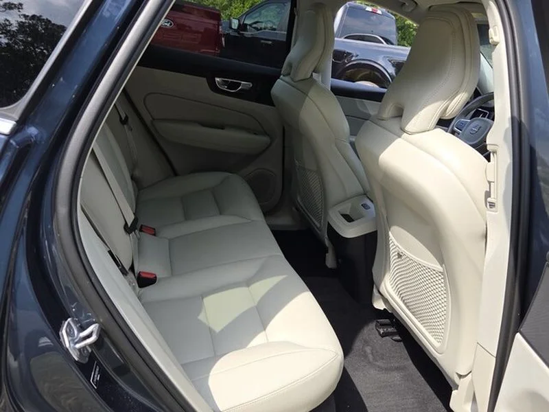 Used 2019 Denim Blue Metallic Volvo Momentum image 15