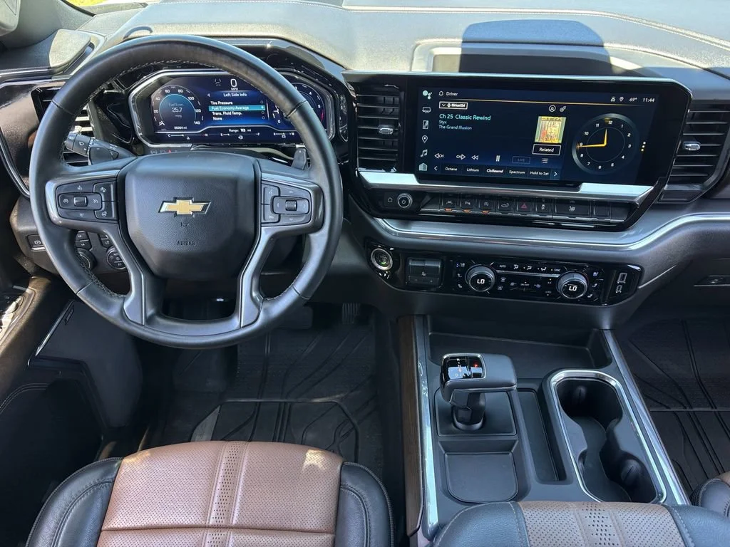 Used 2023 Iridescent Pearl Tricoat Chevrolet High Country image 3