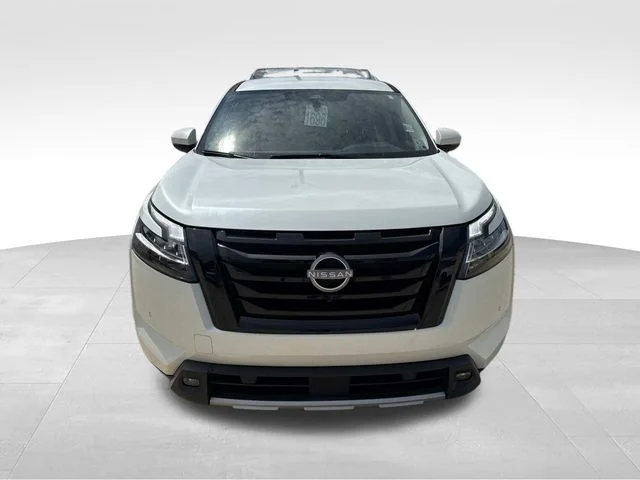 Used 2023 White Nissan SL image 4