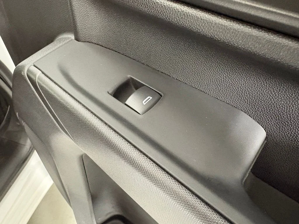 Used 2025 White Chevrolet Custom image 15