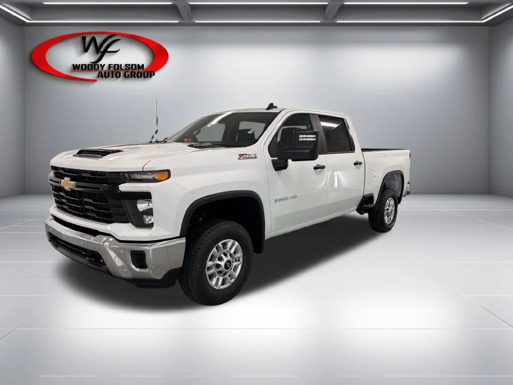 New 2026 Summit White Chevrolet WT image 3