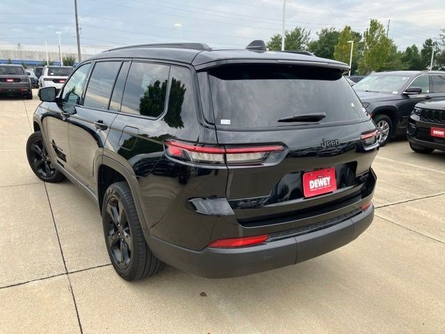 Used 2025 Diamond Black Crystal Pearlcoat Jeep Limited image 5