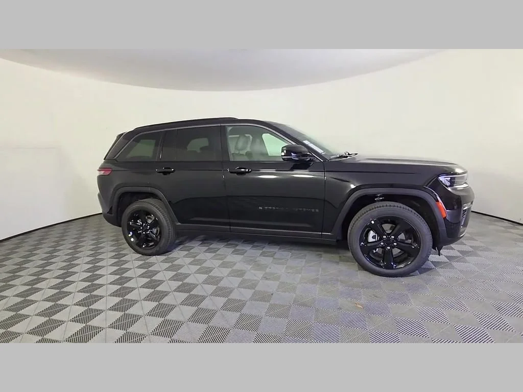 New 2026 Diamond Black Crystal Pearlcoat Jeep Limited image 22