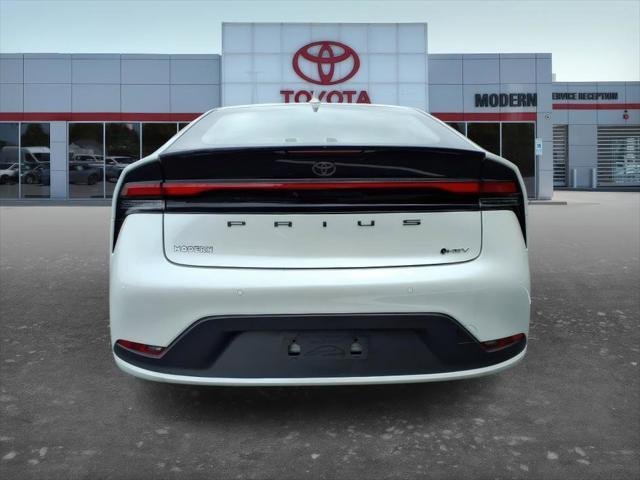 Used 2025 White Toyota  image 4