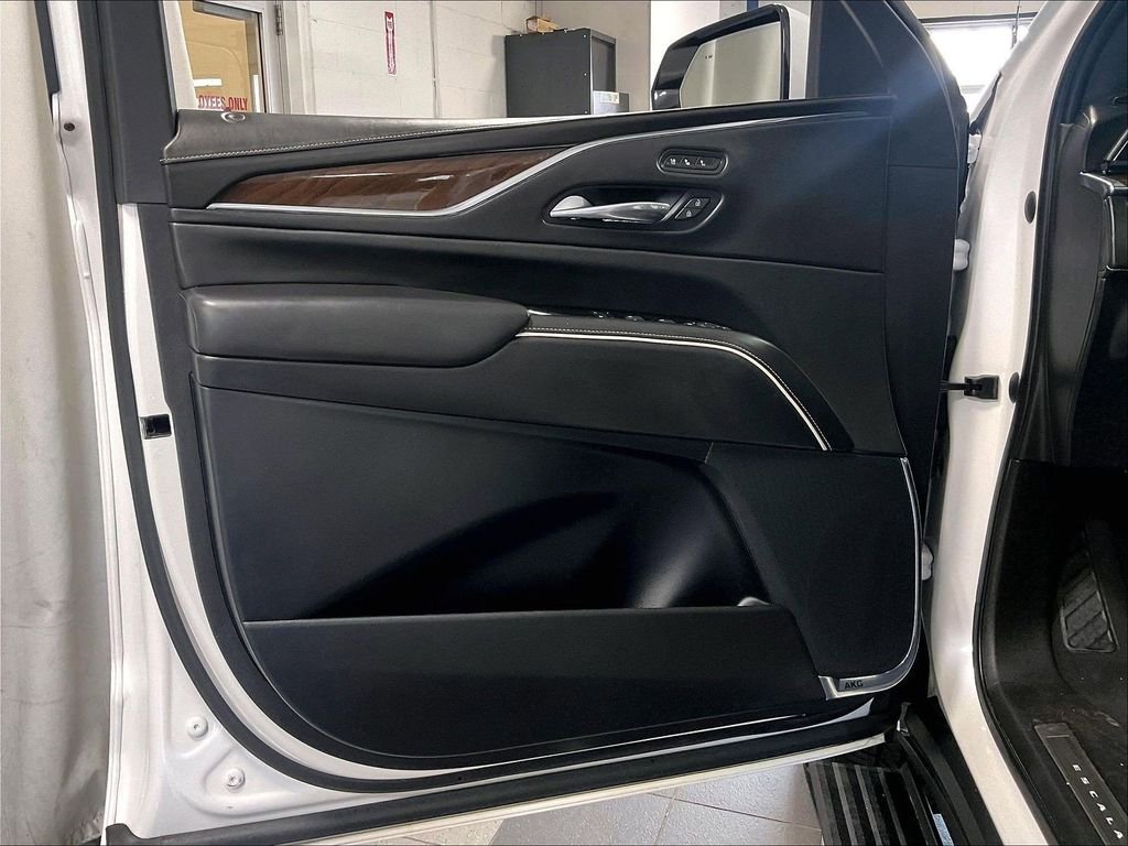 Used 2021 White Cadillac Sport Platinum image 9