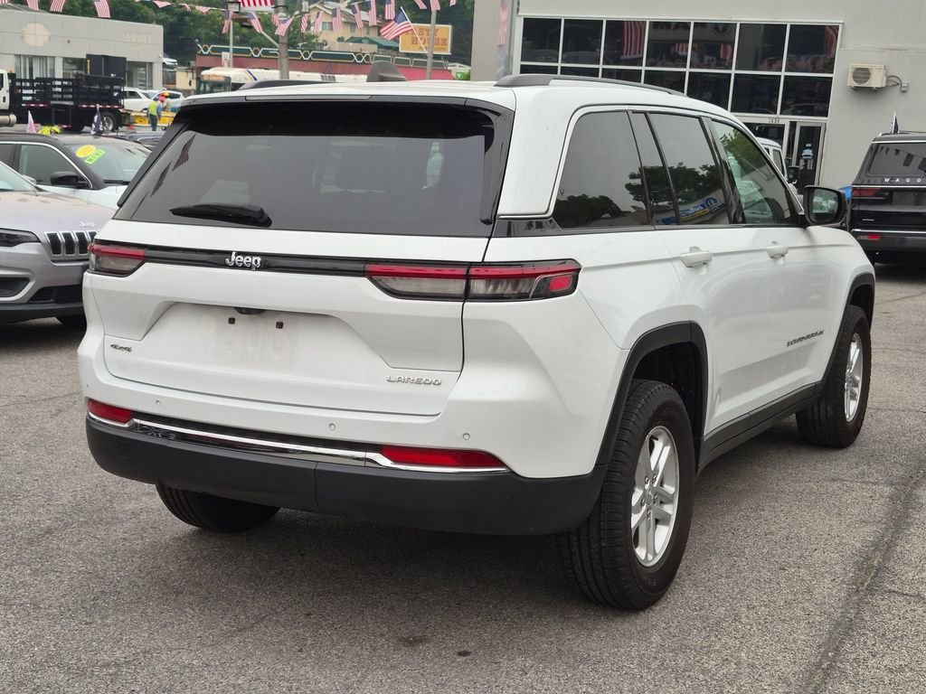 Used 2024 White Jeep Laredo image 6