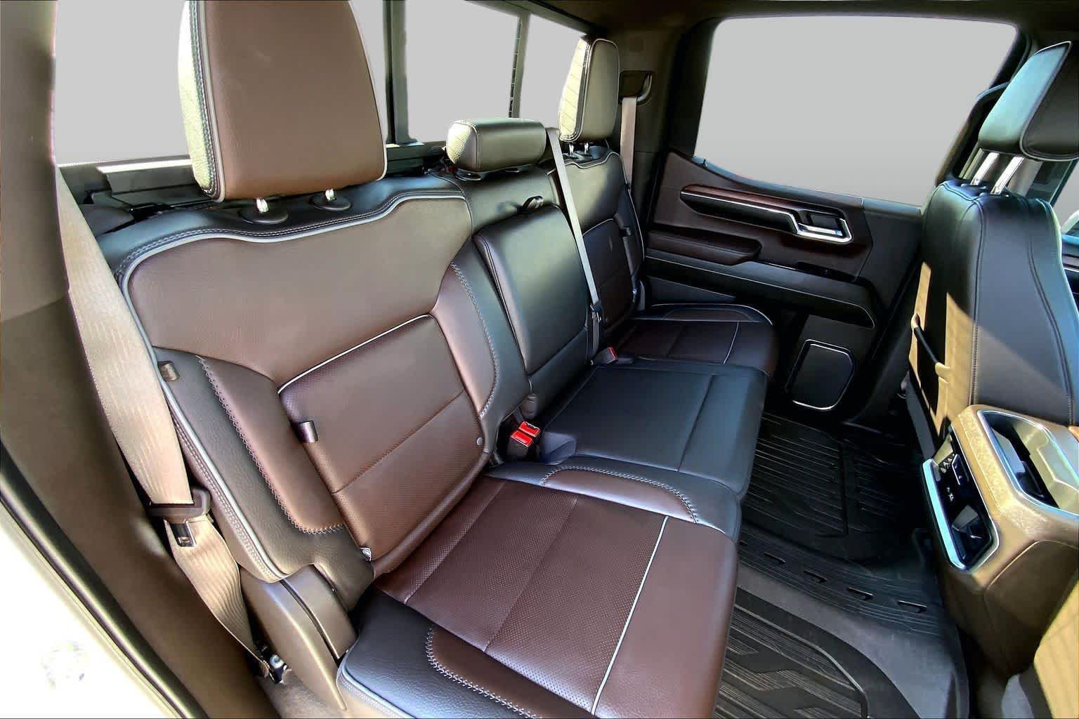 Used 2024 White Frost Tricoat GMC Denali image 18