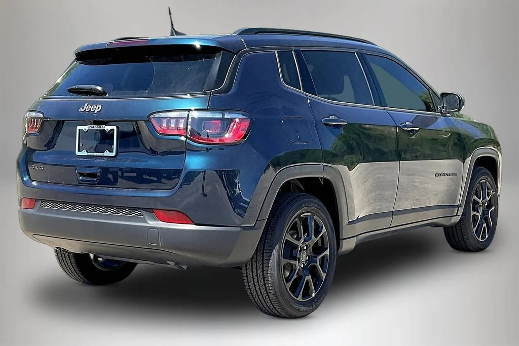 New 2026 Fathom Blue Pearl-Coat Exterior Paint Jeep Latitude image 20