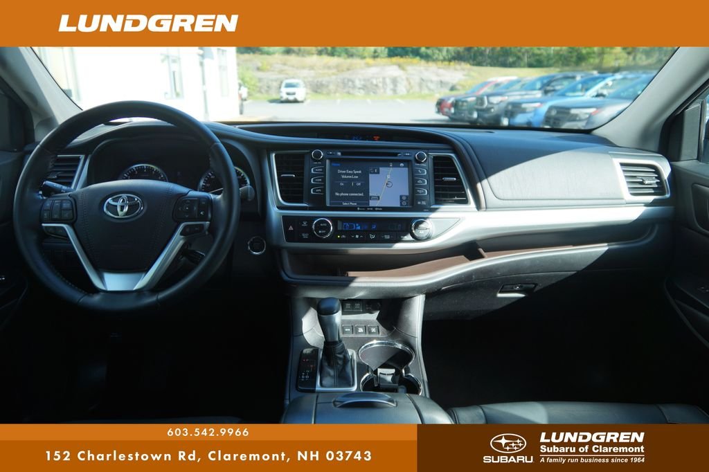 Used 2018 Silver Toyota XLE image 6