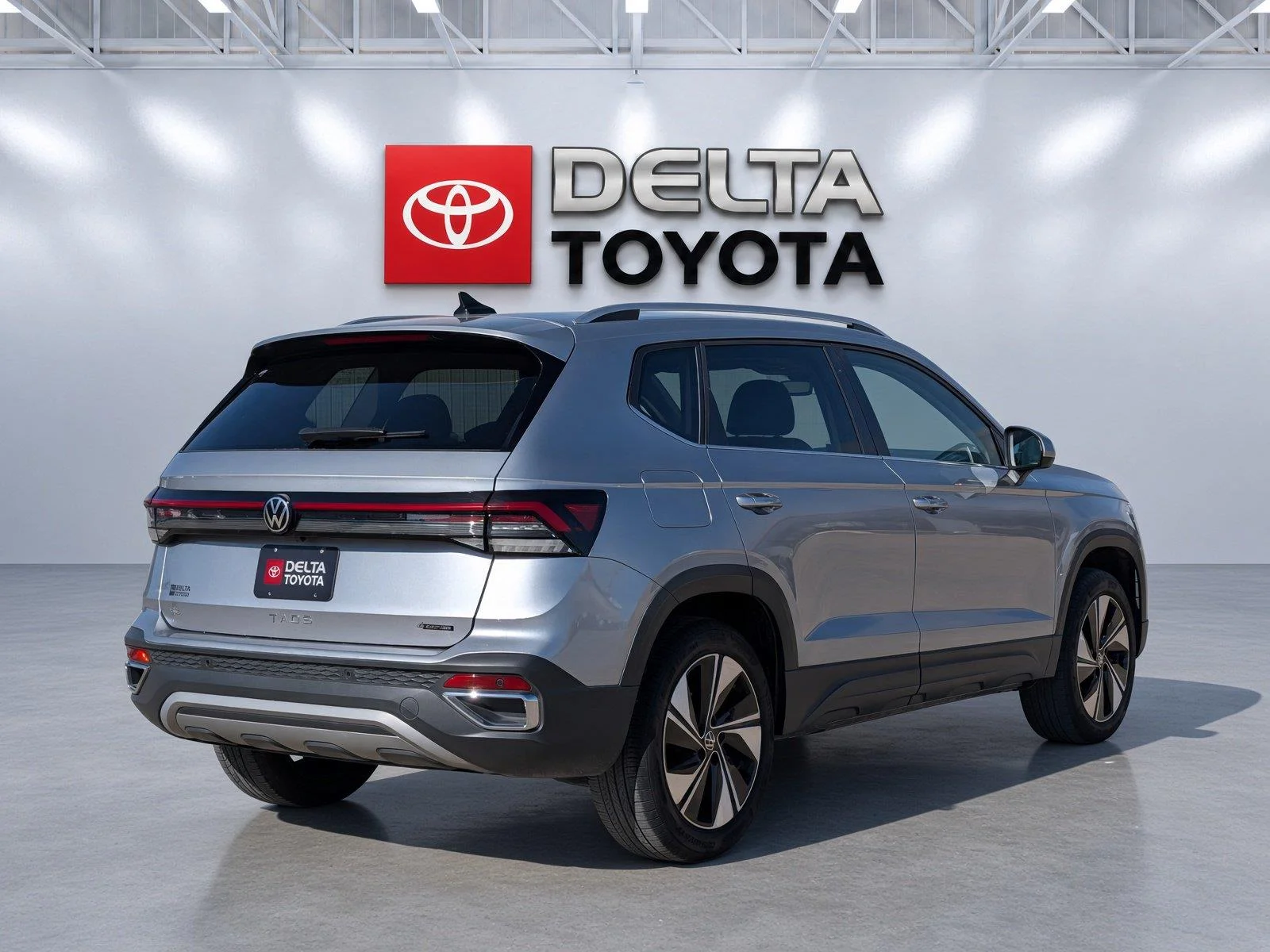 Used 2025 Pyrite Silver Metallic Volkswagen SE image 6