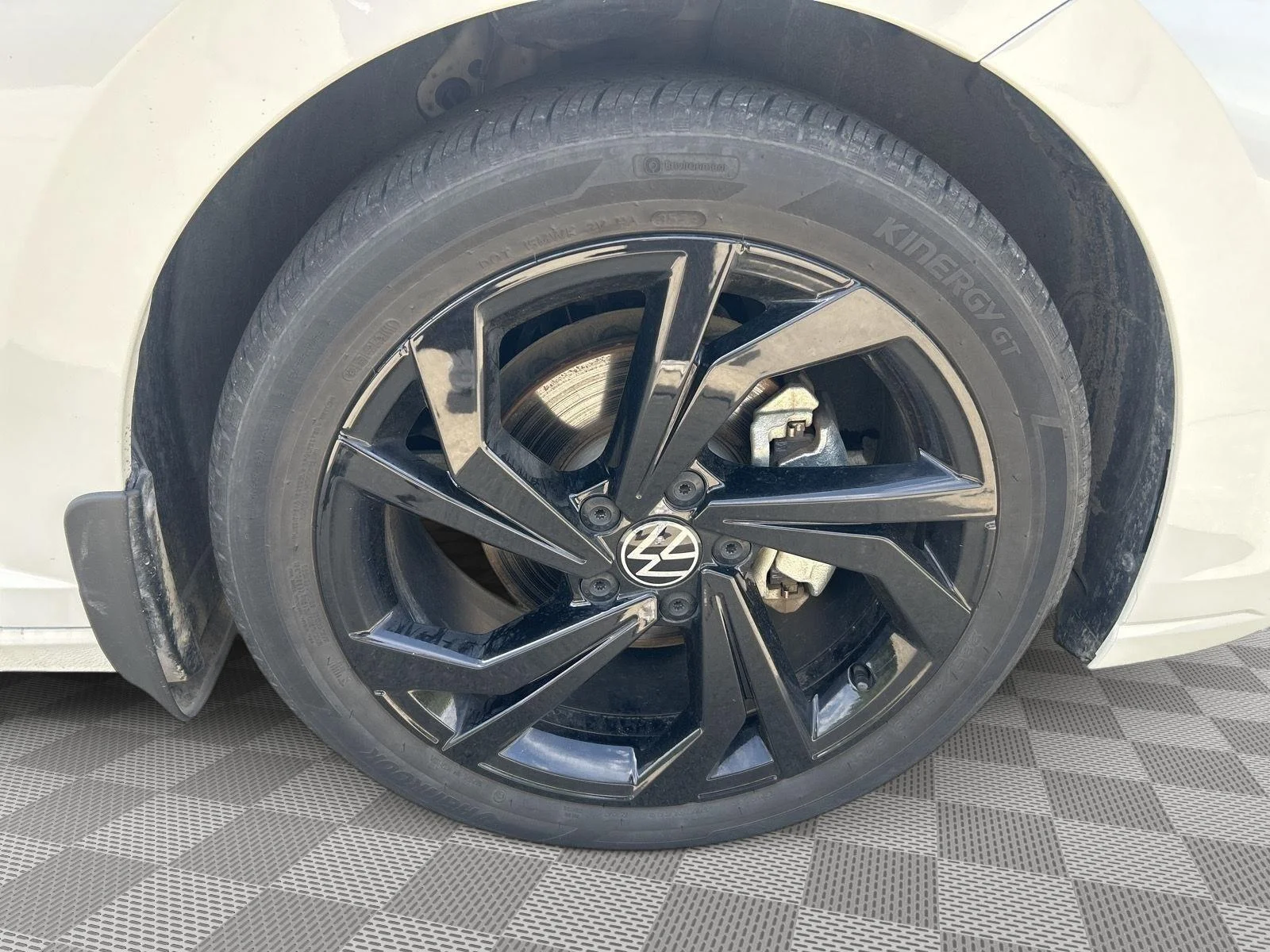 Certified Used 2025 WHITE Volkswagen SE image 22