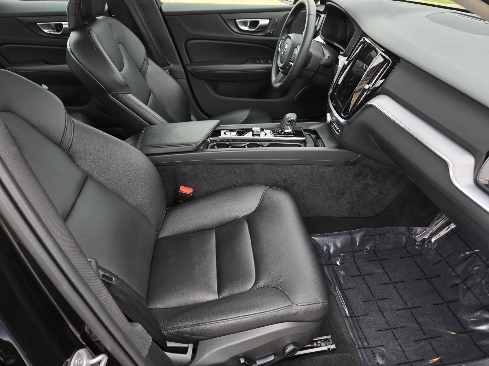 Used 2024 Onyx Black Metallic Volvo Core Dark Theme image 30