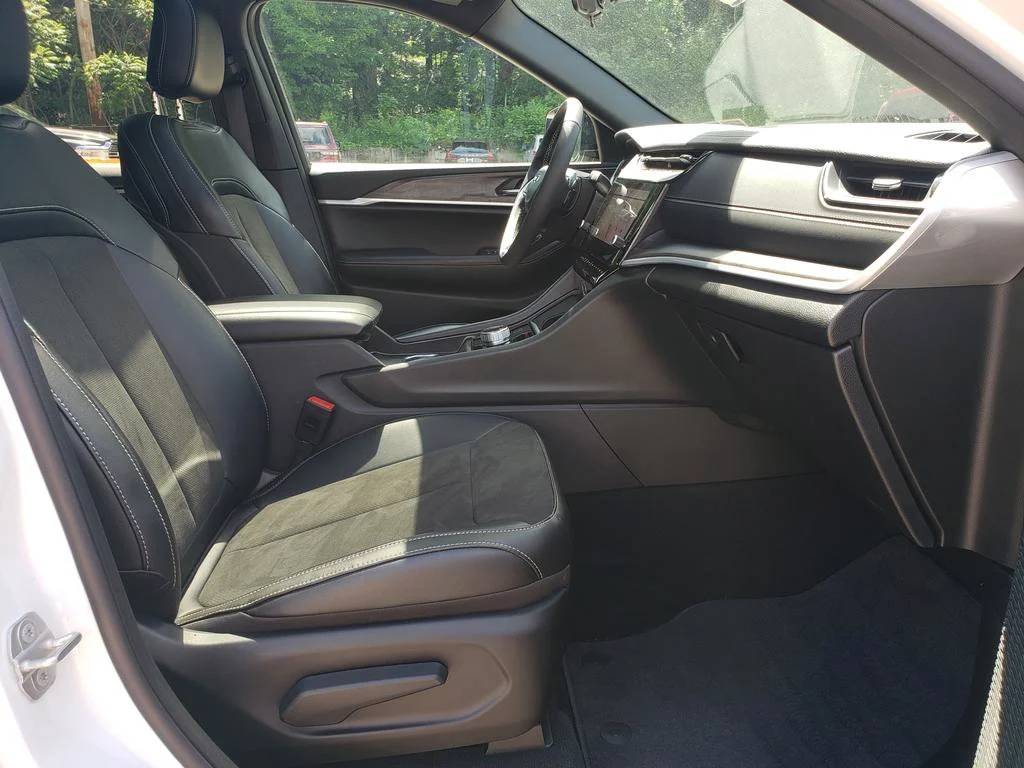 New 2026 Bright White Clearcoat Jeep Laredo Altitude image 17