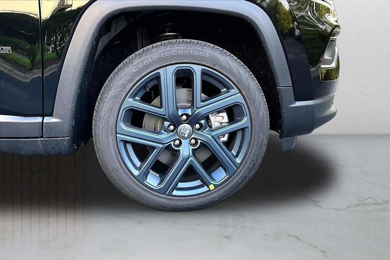 New 2026 Diamond Black Crystal Pearlcoat Jeep Latitude image 29