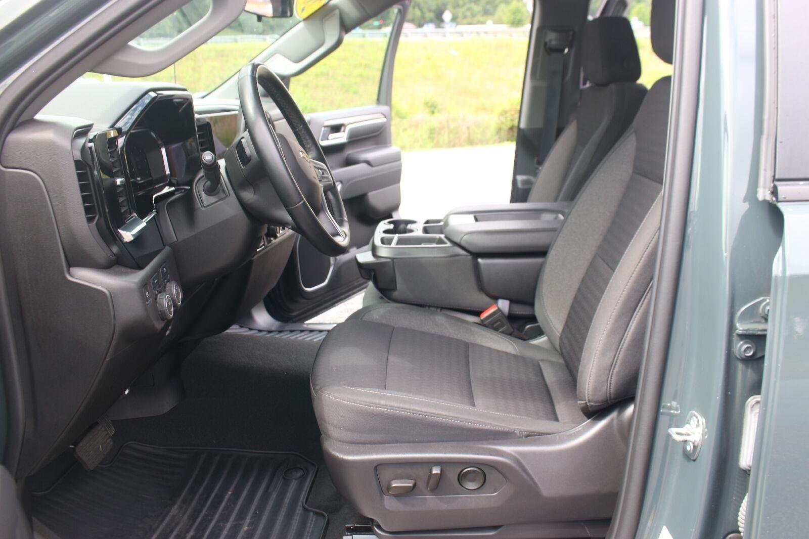 Used 2025 Cypress Gray Chevrolet LT image 18
