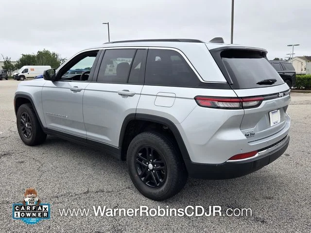 Used 2024 Silver Jeep Laredo image 10
