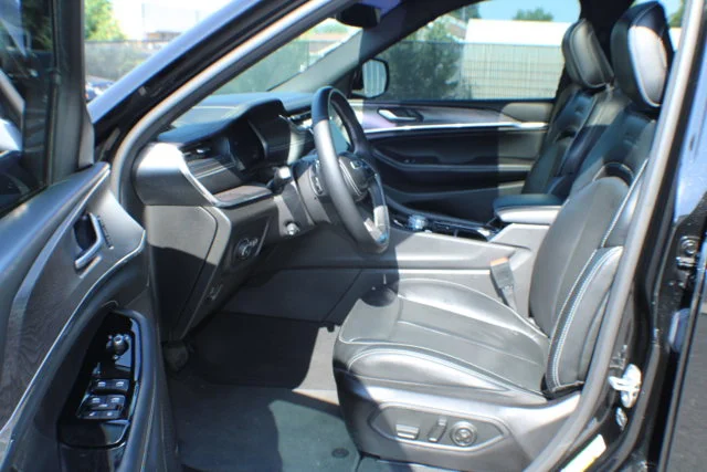 Used 2022 Diamond Black Crystal Pearlcoat Jeep Overland image 13