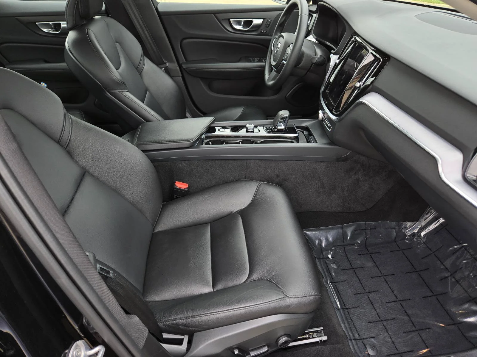Certified Used 2024 Onyx Black Metallic Volvo Core Dark Theme image 30