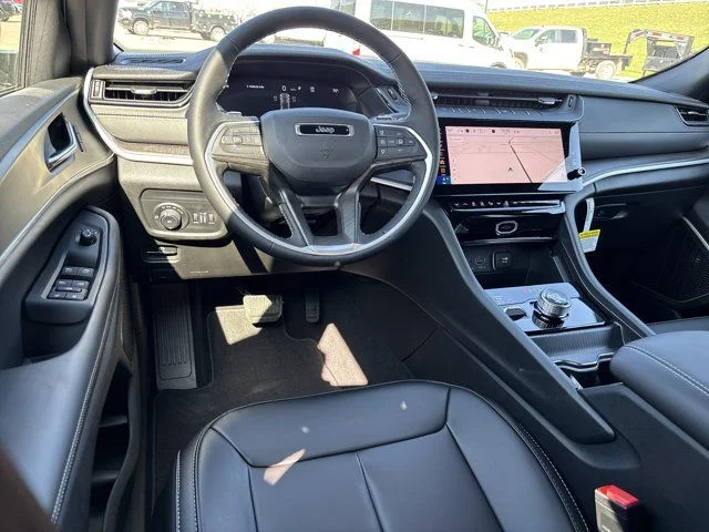 New 2026 Bright White Clear-Coat Exterior Paint Jeep Limited image 14