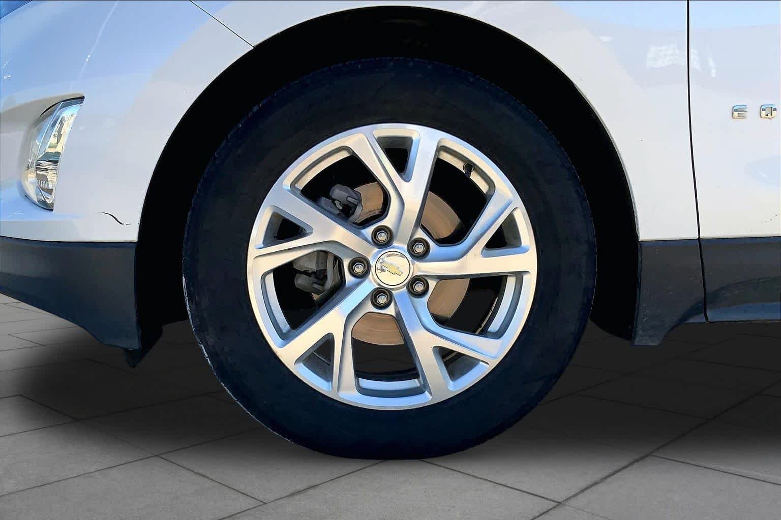 Used 2020 Iridescent Pearl Tricoat Chevrolet Premier image 11