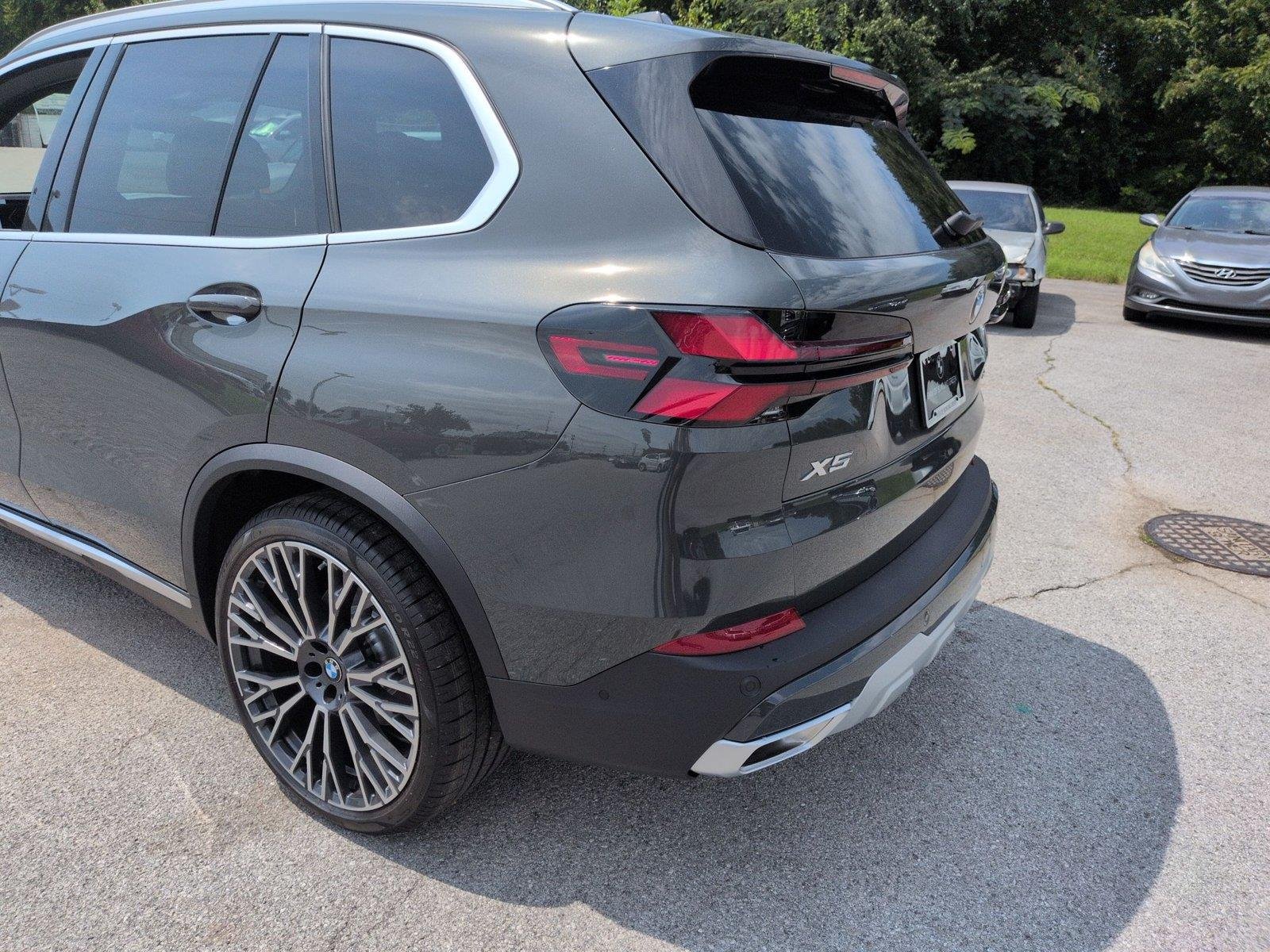 New 2026 Dravit Grey Metallic BMW xDrive40i image 12