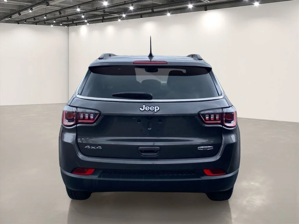 Used 2022 Granite Crystal Metallic Clearcoat Jeep Latitude image 6