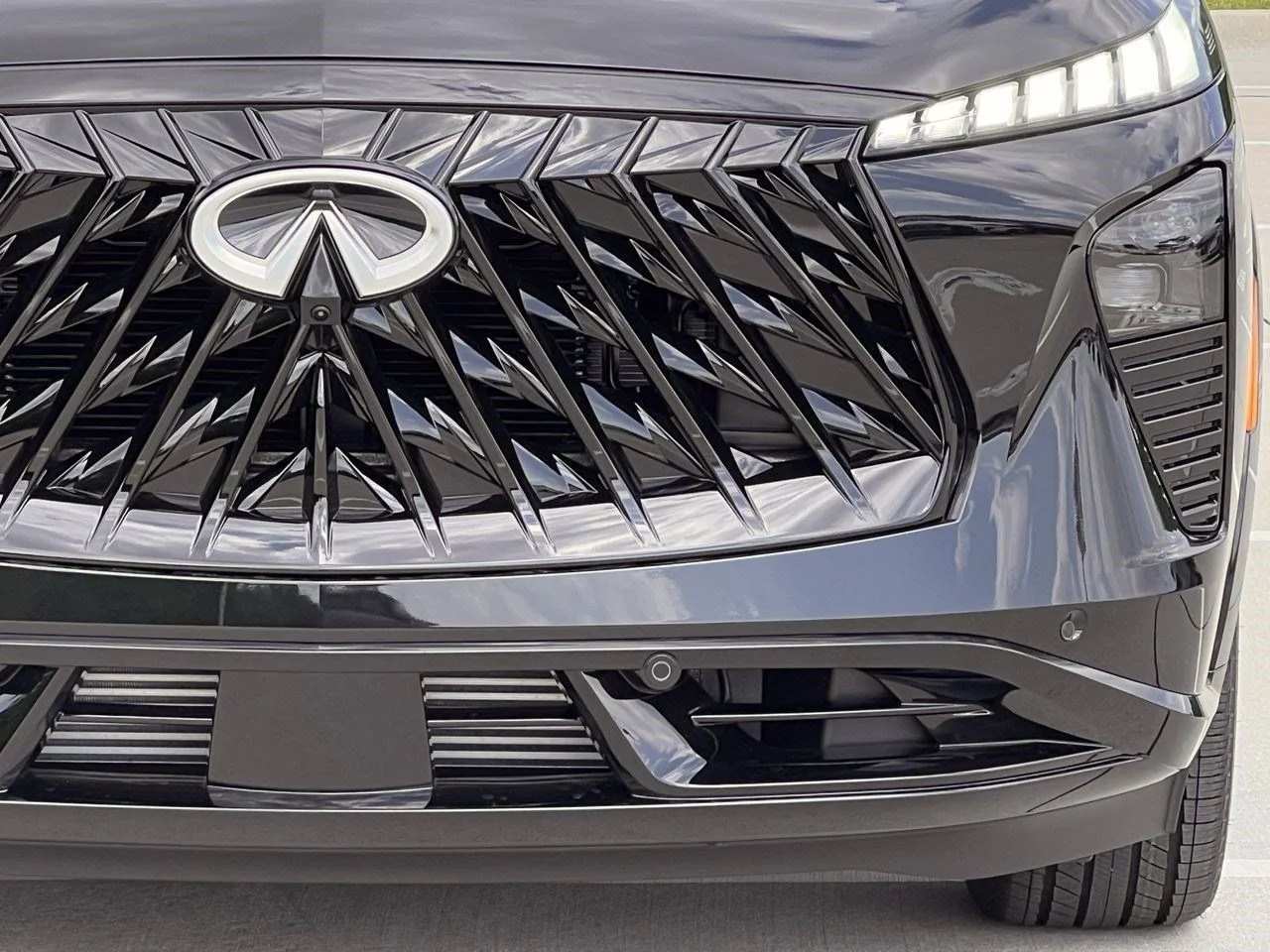 New 2027 MINERAL BLACK INFINITI Autograph AWD image 8