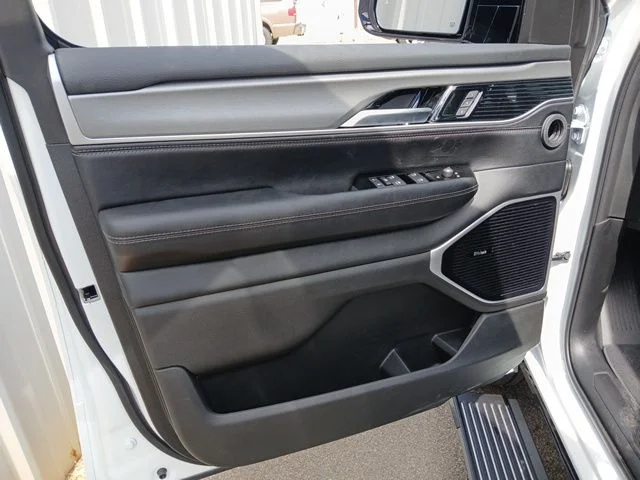 New 2026 Bright White Clear-Coat Exterior Paint Jeep Limited Reserve image 63