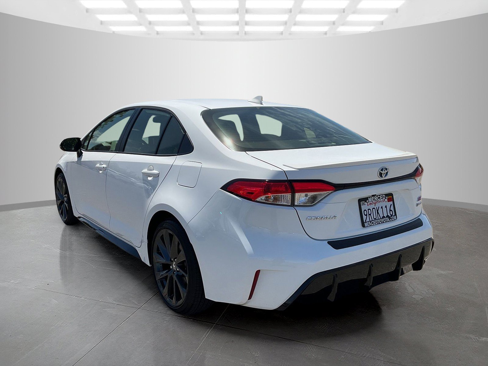 Certified Used 2025 Ice Toyota Hybrid SE image 3