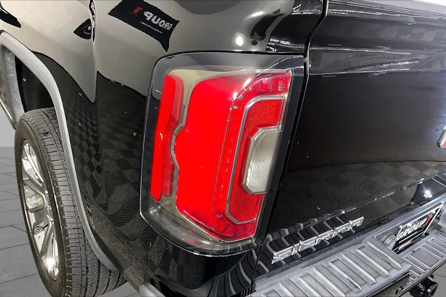 Used 2018 Onyx Black GMC Denali image 27