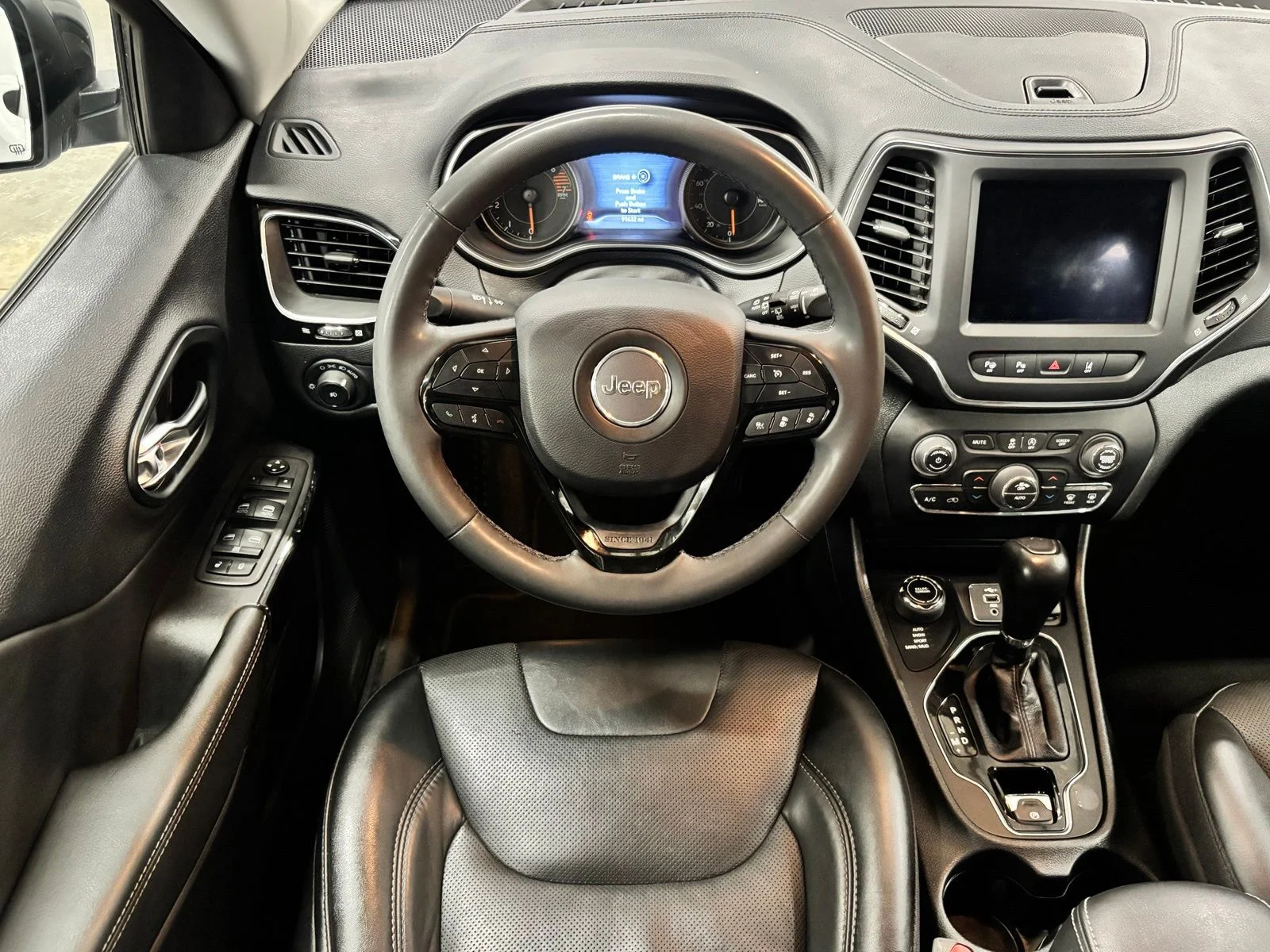 Used 2023 White Jeep Altitude image 12