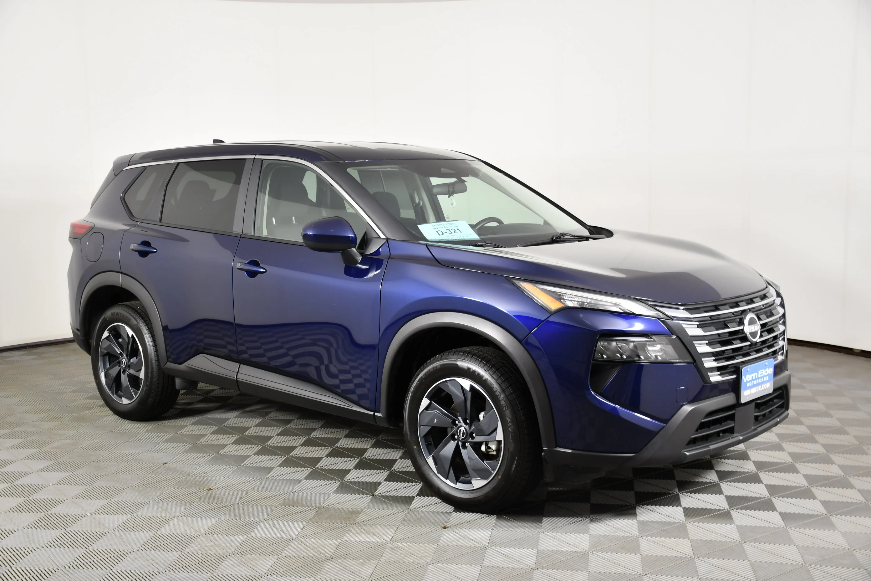 Used 2025 Deep Ocean Blue Pearl Nissan SV image 4