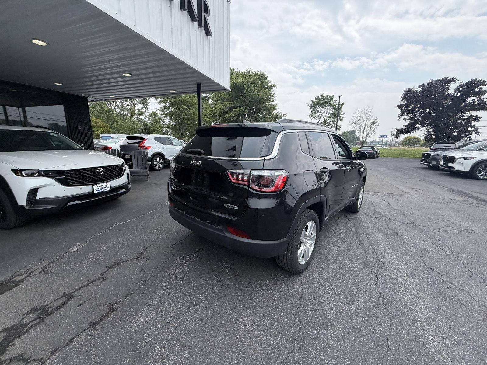 Used 2022 Diamond Black Crystal Pearlcoat Jeep Latitude image 9