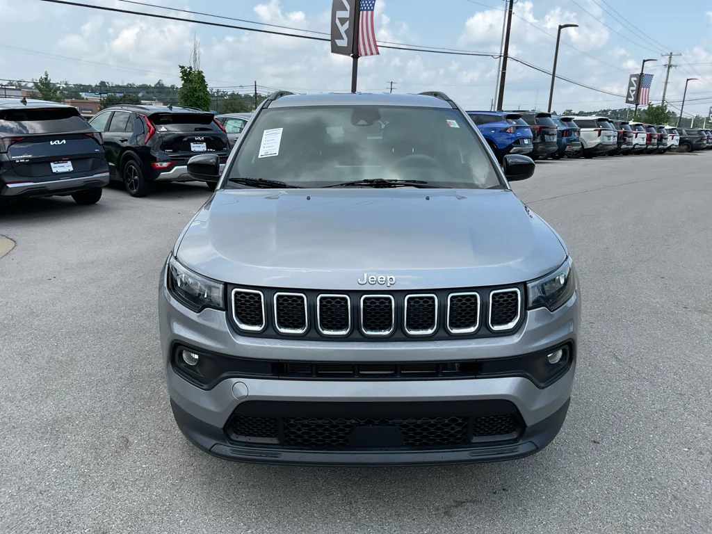 Used 2023 Billet Silver Metallic Clearcoat Jeep Latitude image 3