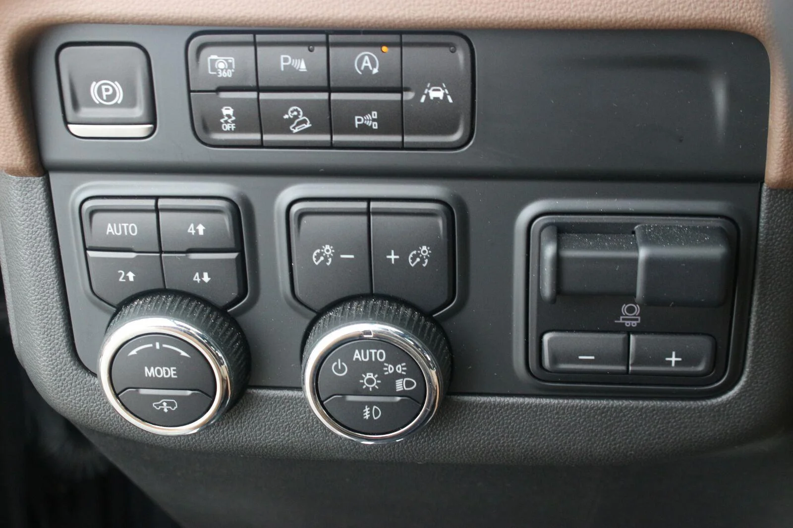 Used 2025 Black Chevrolet High Country image 30