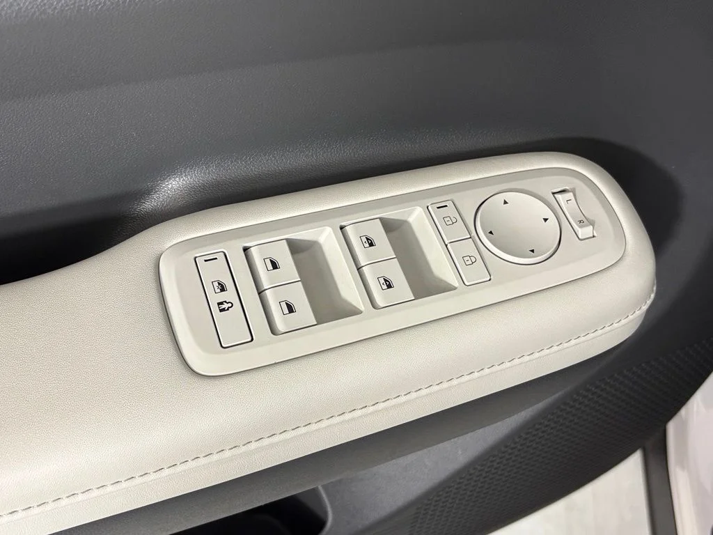 Used 2025 White Hyundai SEL image 15