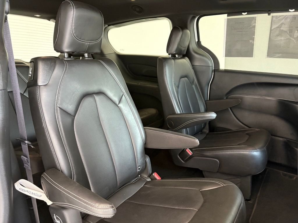 Used 2025 White Chrysler Select image 35