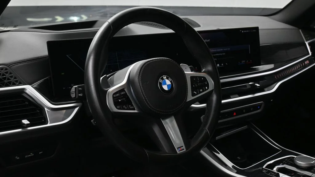Used 2024 White BMW sDrive40i image 10