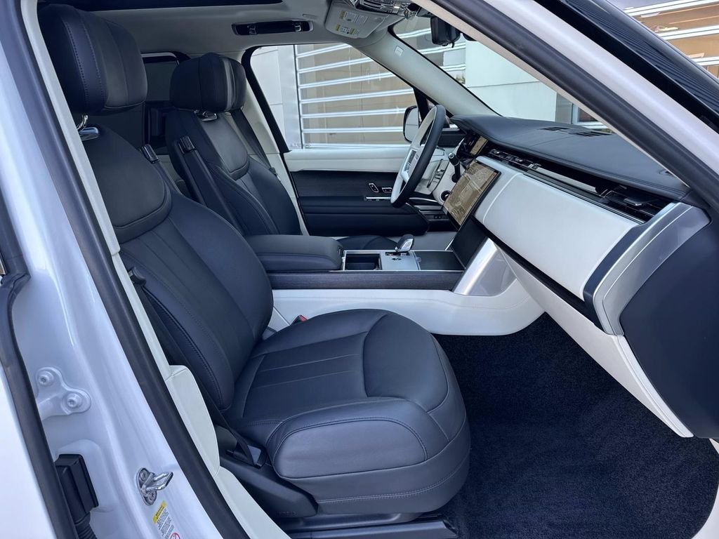 Certified Used 2024 Icy White SV Bespoke Special Effect Gloss Land Rover Autobiography image 10