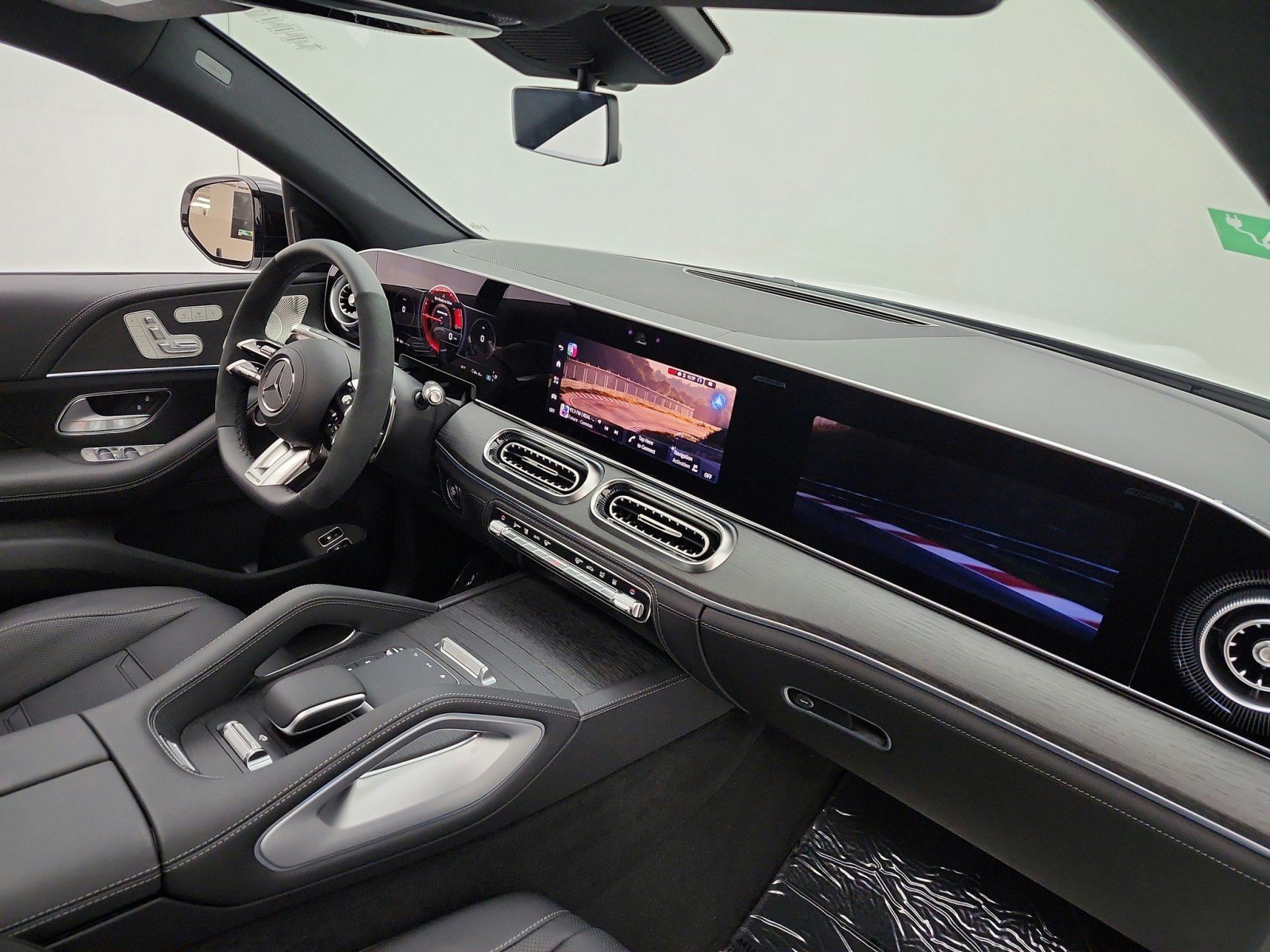 New 2027 MANUFAKTUR Moonlight White Metallic Mercedes-Benz AMG® GLE 53e 4MATIC+ Coupe image 35