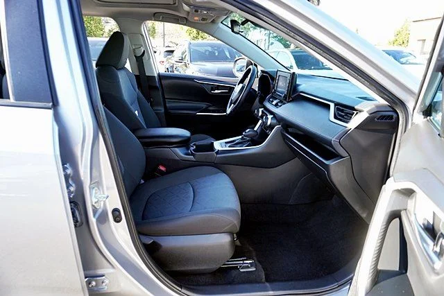 Used 2022 Silver Toyota XLE image 10