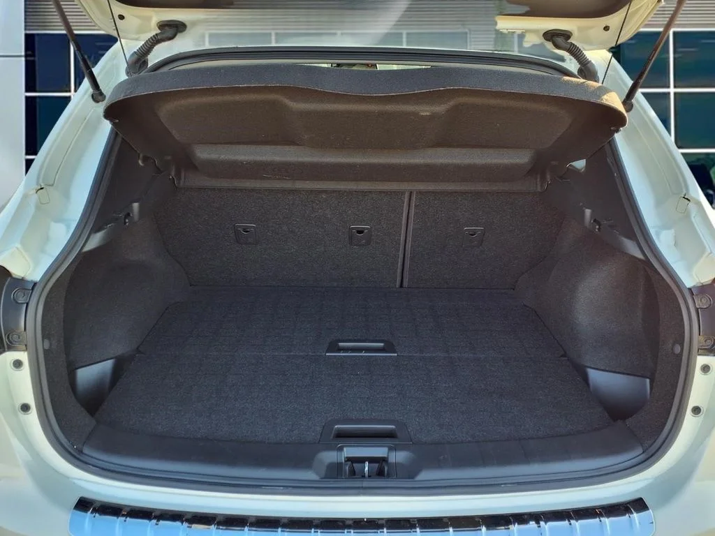 Used 2017 White Nissan SL image 25