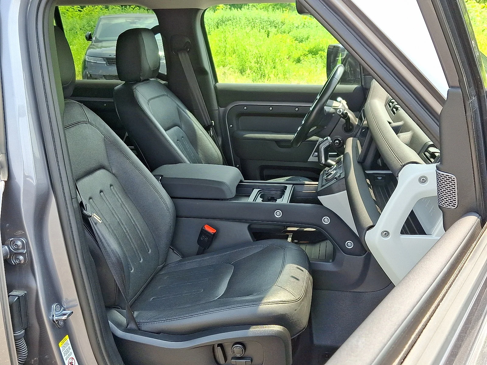 Used 2022 Eiger Grey Metallic   1Df Land Rover SE image 23