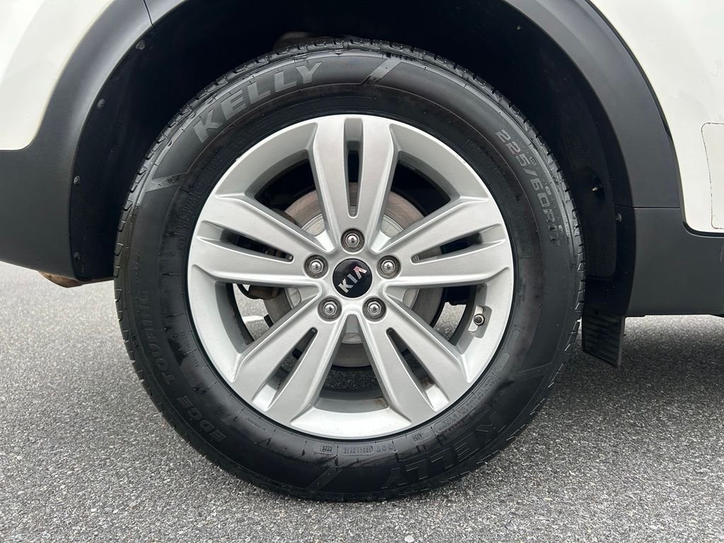 Used 2018 White Kia LX image 12