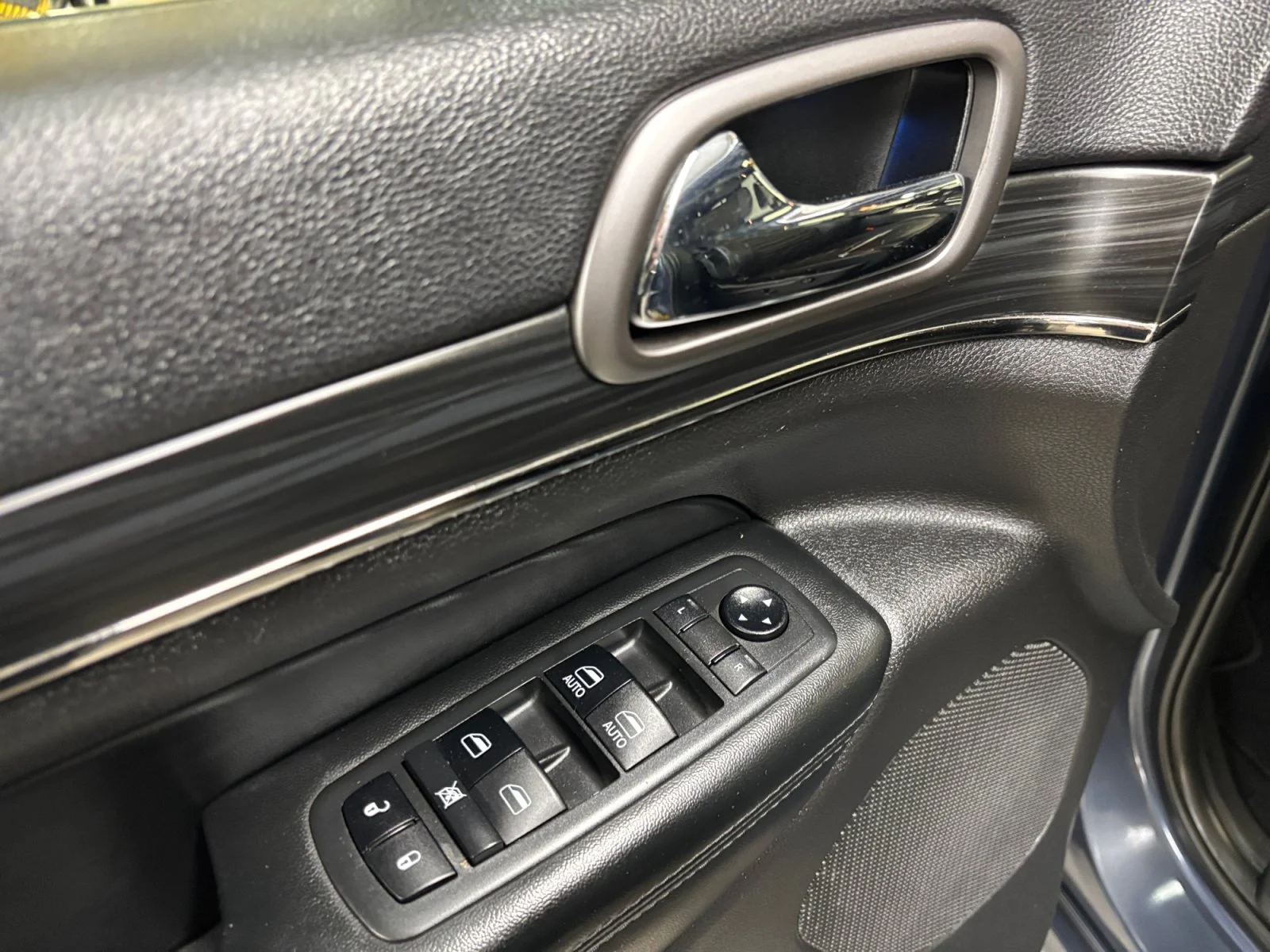 Used 2019 Blue Jeep Limited X image 11
