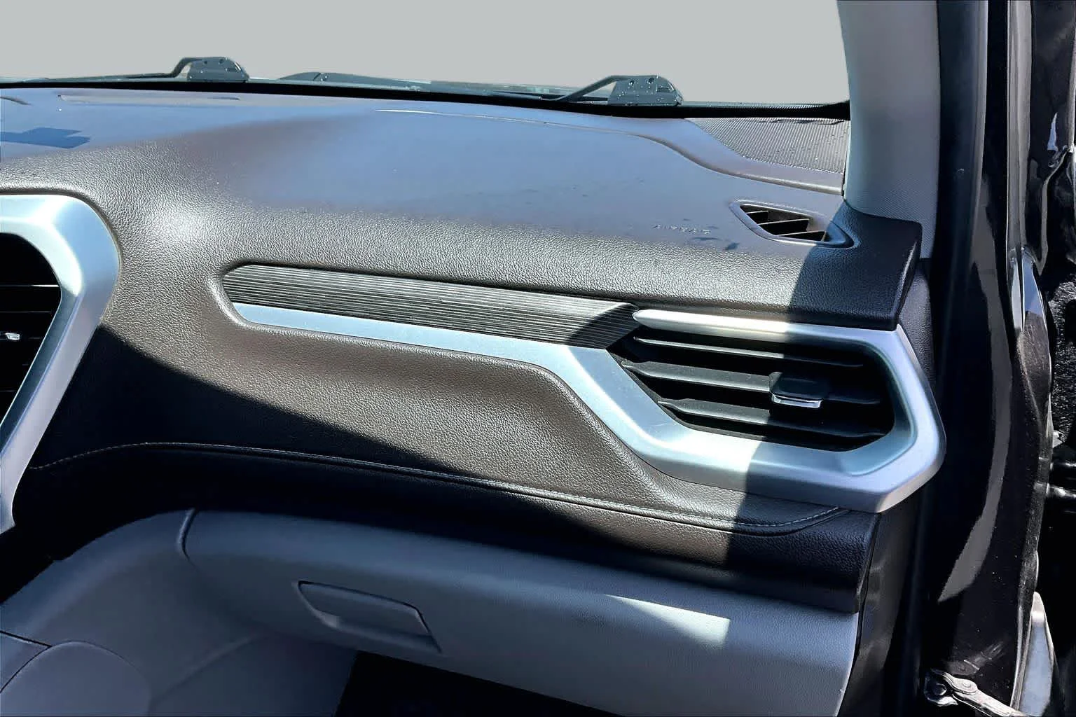 Used 2018 Iridium Metallic GMC SLT image 18