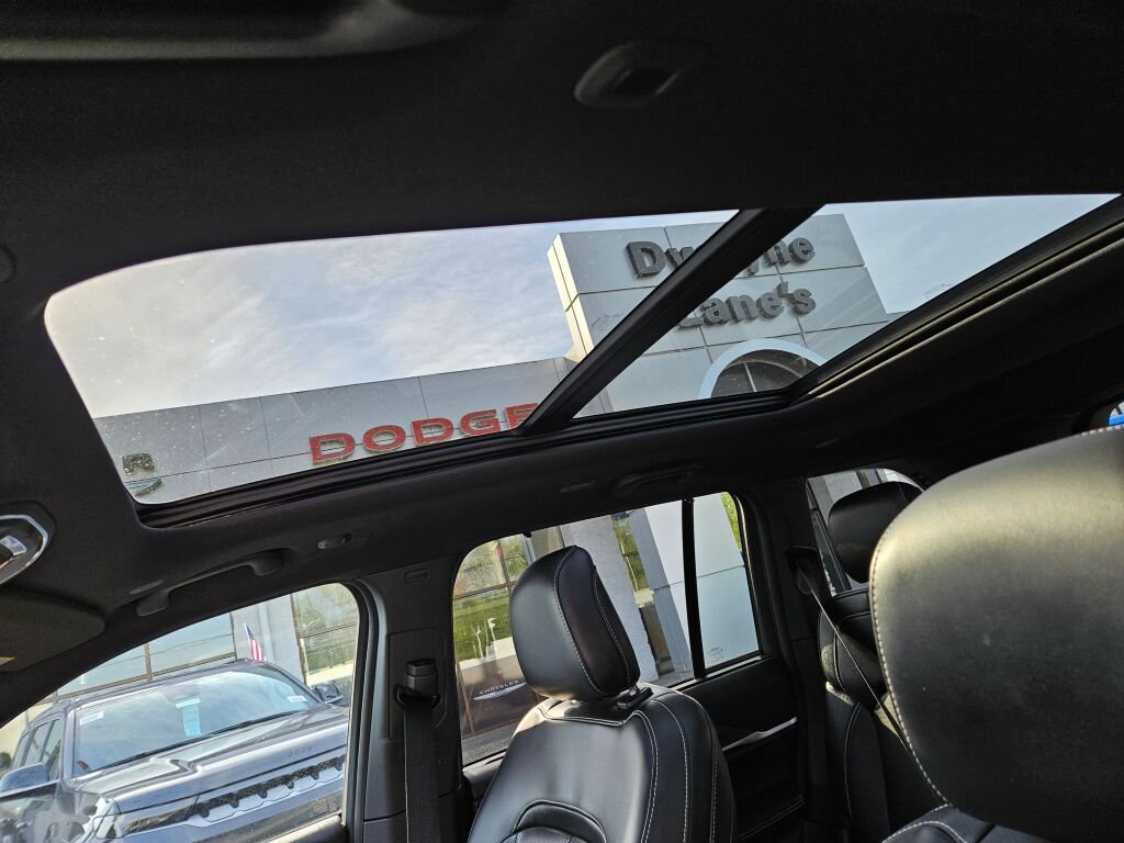 Used 2024 Diamond Black Crystal Pearl Coat Jeep Limited image 22
