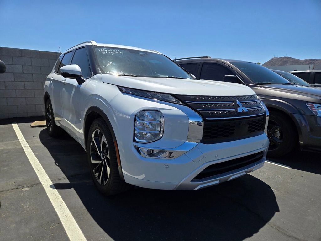 2024 Mitsubishi Outlander SEL 2WD's photo