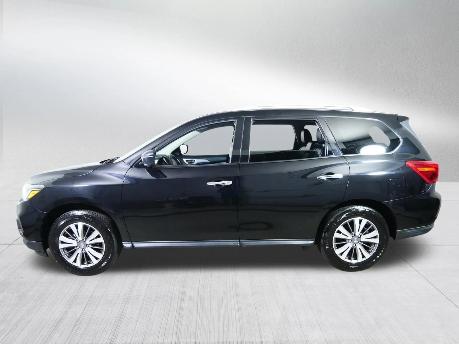 Used 2018 Magnetic Black Nissan SL image 4